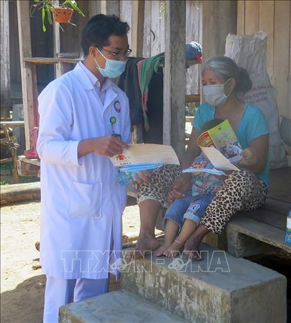 Trong ảnh: Bác sĩ Ksor Y Phân xuống tận buôn làng để tuyên truyền người dân chăm sóc sức khỏe. Ảnh: Xuân Triệu - TTXVN                               