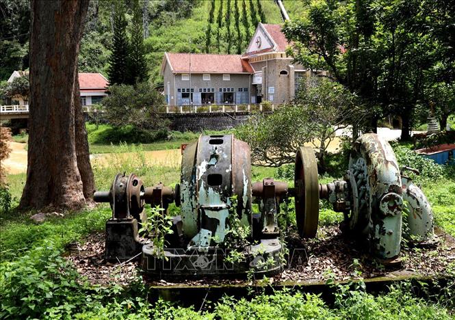 Trong ảnh: Một tổ máy cũ công suất 300 kW của nhà máy thủy điện Ankroet vẫn được lưu giữ trưng bày. Ảnh: Ngọc Hà - TTXVN