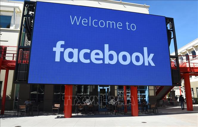 Trong ảnh: Biểu tượng của facebook  tại Menlo Park, California, Mỹ. Ảnh: AFP/TTXVN