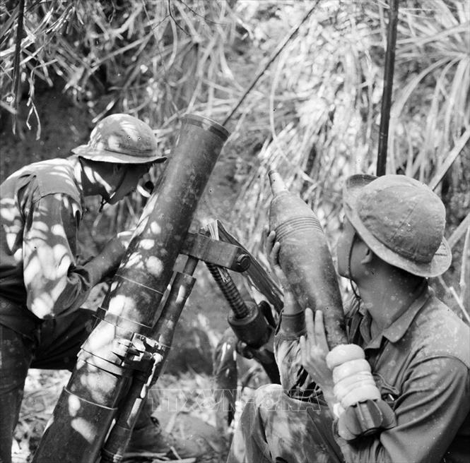 Trong ảnh: Pháo binh quân giải phóng tại mặt trận Đường 9 - Nam Lào trút bão lửa xuống trận địa pháo của Mỹ-Ngụy. Đây là lần đầu tiên ta tổ chức một chiến dịch hiệp đồng giữa các chiến trường, phối hợp tác chiến quy mô lớn giữa quân cơ động của Bộ Quốc phòng và quân chủ lực của chiến trường Trường Sơn, Trị Thiên, Quân khu 5. Ảnh: Lương Nghĩa Dũng - TTXVN