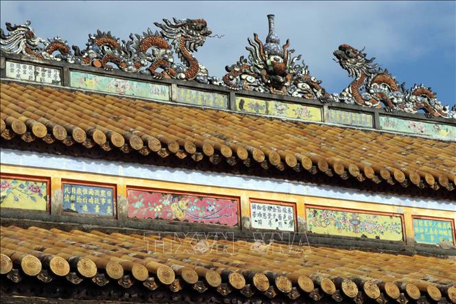 Trong ảnh: Những tác phẩm thơ, văn được trang trí trên mái điện Thái Hòa. Ảnh: Đỗ Trưởng - TTXVN