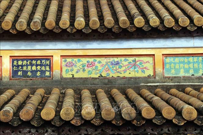 Trong ảnh: Những tác phẩm thơ, văn được trang trí trên mái điện Thái Hòa. Ảnh: Đỗ Trưởng - TTXVN