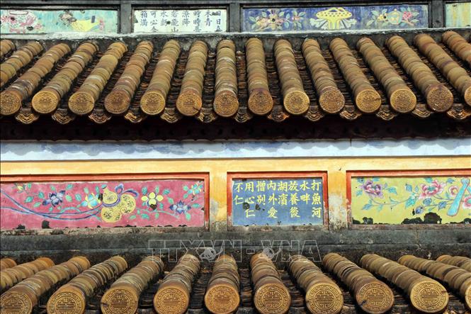 Trong ảnh: Những tác phẩm thơ, văn được trang trí trên mái điện Thái Hòa. Ảnh: Đỗ Trưởng - TTXVN