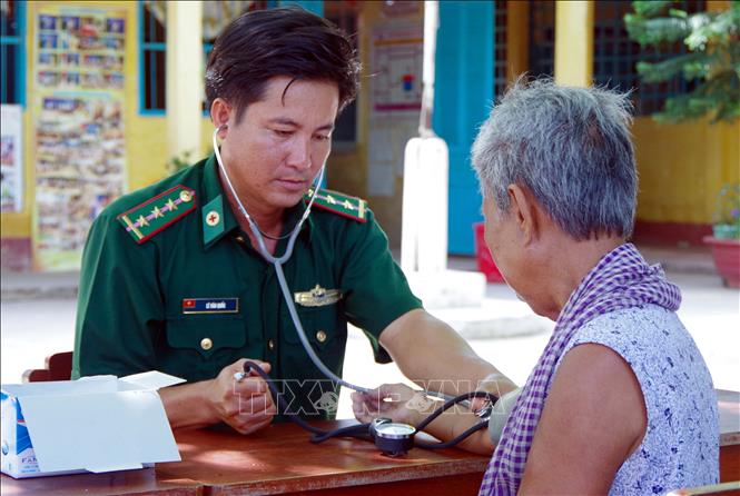 Sóc Trăng: Thầy thuốc quân hàm xanh Lê Văn Quốc luôn được ...