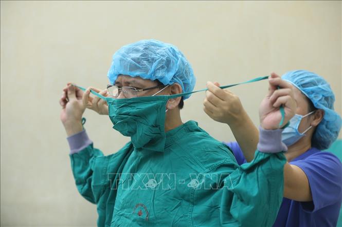 Trong ảnh: Thầy thuốc ưu tú, Th.s BSCKII Đỗ Khắc Huỳnh chuẩn bị mổ cho bệnh nhân u xơ tử cung. Ảnh: Minh Quyết - TTXVN