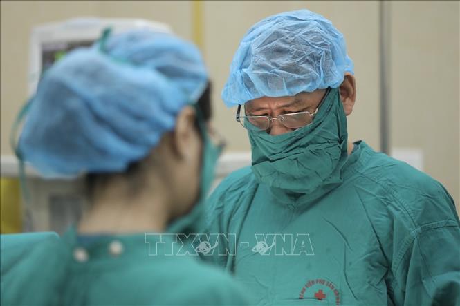 Trong ảnh: Thầy thuốc ưu tú, Th.s BSCKII Đỗ Khắc Huỳnh thực hiện ca mổ cho bệnh nhân u xơ tử cung. Ảnh: Minh Quyết - TTXVN