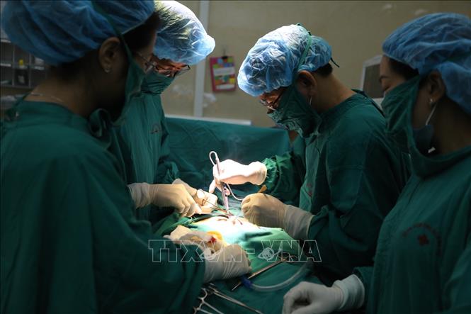 Trong ảnh: Mỗi năm Th.s BSCKII Đỗ Khắc Huỳnh thực hiện hàng trăm ca mổ cho bệnh nhân. Ảnh: Minh Quyết - TTXVN