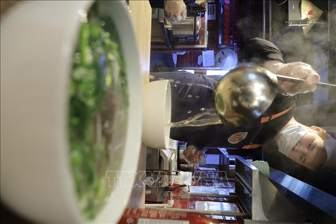 Trong ảnh: Đầu bếp Nga được đào tạo nấu các món ăn Việt Nam một cách bài bản. Ảnh: Trần Hiếu - PV TTXVN tại Nga 