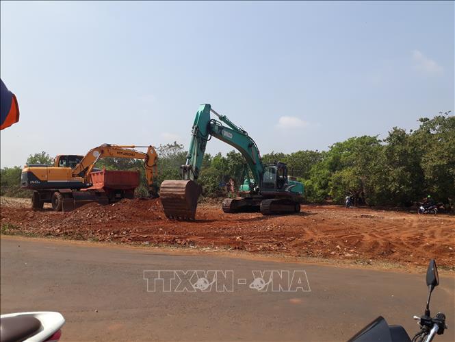 Trong ảnh: San đất để phân lô, bán nền theo phong trào. Ảnh:  K GỬIH -TTXVN