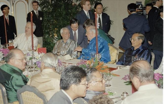 Thủ tướng Võ Văn Kiệt và nguyên thủ các nước dự Hội nghị cấp cao Á - Âu lần thứ nhất (ASEM 1) tại Bangkok (Thái Lan) tại buổi chiêu đãi của Thủ tướng Thái Lan Banham Silpa Archa, tối 29/2/1996. Ảnh: Minh Đạo – TTXVN