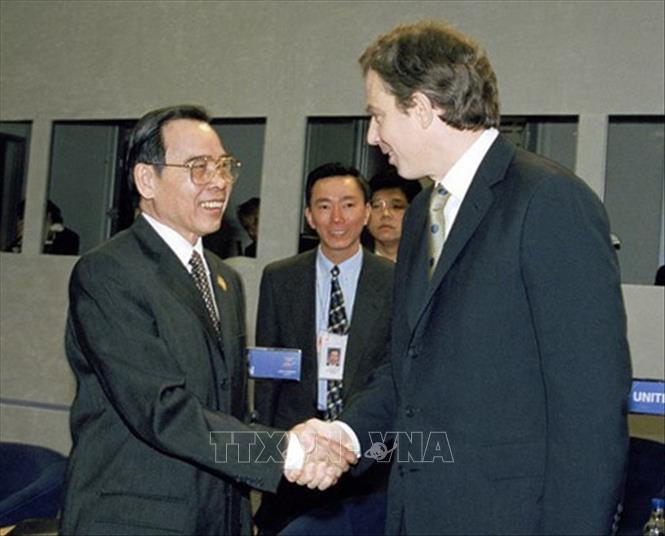 Thủ tướng Phan Văn Khải gặp Thủ tướng Anh Tony Blair tại Hội nghị Cấp cao Á - Âu lần thứ 2 (ASEM 2) ở London (Anh), ngày 4/4/1998. Ảnh: Kim Hùng – TTXVN
