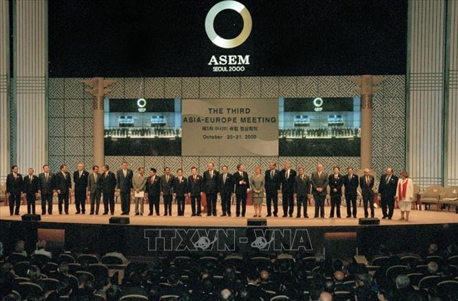 Các trưởng đoàn chụp ảnh chung tại Phiên khai mạc Hội nghị Cấp cao Á - Âu lần thứ 3 (ASEM 3), diễn ra trong 2 ngày 20 - 21/10/2000 tại Seoul (Hàn Quốc). Ảnh: Nguyễn Khang – TTXVN
