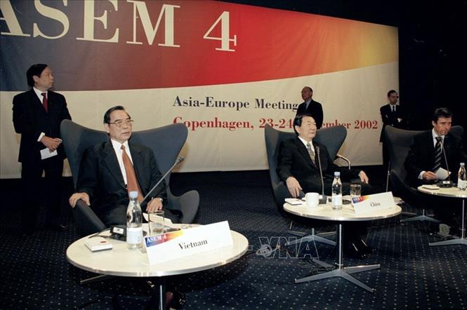 Thủ tướng Phan Văn Khải dự Phiên họp kín thứ ba tại Hội nghị Cấp cao Á - Âu lần thứ 4 (ASEM 4) ở Copenhagen (Đan Mạch), ngày 24/9/2002. Ảnh: Đức Tám – TTXVN
