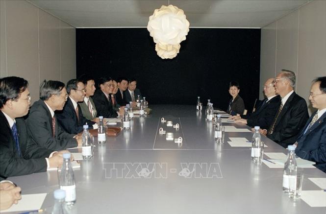 Thủ tướng Phan Văn Khải gặp Thủ tướng Singapore Goh Chok Tong tại Hội nghị Cấp cao Á – Âu lần thứ 4 (ASEM 4) ở Copenhagen (Đan Mạch), ngày 24/9/2002. Ảnh: Đức Tám – TTXVN
