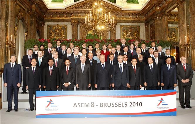 Thủ tướng Nguyễn Tấn Dũng và các trưởng đoàn chụp ảnh chung tại phiên khai mạc Hội nghị Cấp cao Á - Âu lần thứ 8 (ASEM 8), ngày 4/10/2010, tại Brussels (Bỉ). Ảnh: Đức Tám - TTXVN