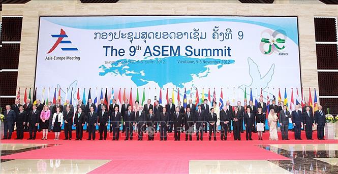 Thủ tướng Nguyễn Tấn Dũng và các trưởng đoàn chụp ảnh chung tại phiên khai mạc Hội nghị Cấp cao Á - Âu lần thứ 9 (ASEM 9), ngày 5/11/2012, tại Vientiane (Lào). Ảnh: Đức Tám – TTXVN