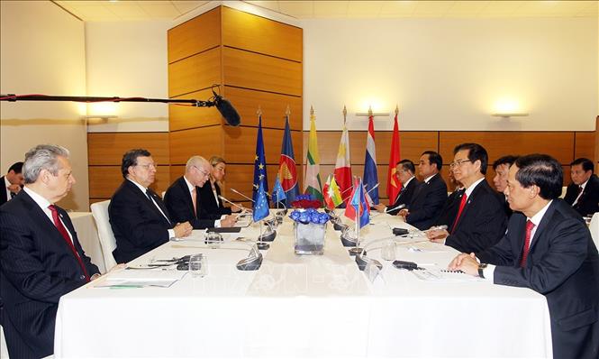 Thủ tướng Italy Matteo Renzi, Chủ tịch Hội đồng châu Âu Herman Van Rompuy và Chủ tịch Ủy ban châu Âu José Manuel Barroso đón Thủ tướng Nguyễn Tấn Dũng đến dự Hội nghị Cấp cao Á - Âu lần thứ 10 (ASEM 10), ngày 16/10/2014, tại Milan (Italy). Ảnh: Đức Tám – TTXVN