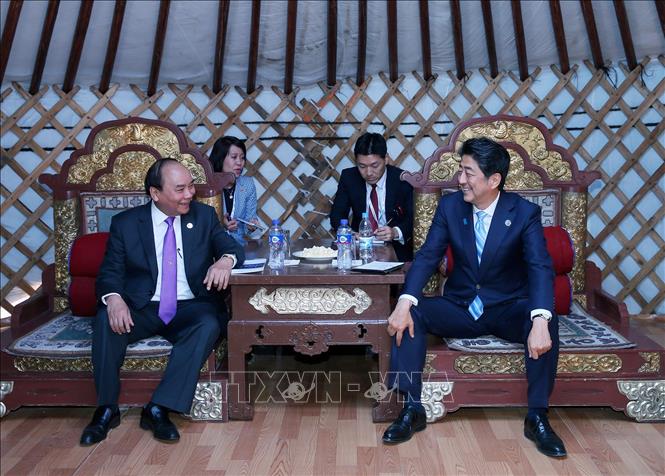 Trong khuôn khổ Hội nghị Cấp cao Á - Âu lần thứ 11 (ASEM 11), ngày 15/7/2016, tại thủ đô Ulaan Baator (Mông Cổ), Thủ tướng Nguyễn Xuân Phúc gặp Thủ tướng Nhật Bản Abe Shinzo. Ảnh: Thống Nhất - TTXVN