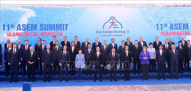 Thủ tướng Nguyễn Xuân Phúc và các trưởng đoàn chụp ảnh chung tại phiên khai mạc Hội nghị Cấp cao Á - Âu lần thứ 11 (ASEM 11), sáng 15/7/2016, tại thủ đô Ulaan Baator, Mông Cổ. Ảnh: Thống Nhất - TTXVN