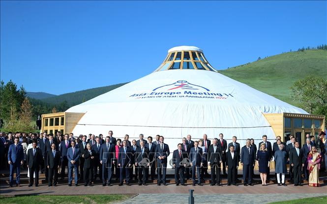 Thủ tướng Nguyễn Xuân Phúc với các trưởng đoàn chụp ảnh chung tại phiên bế mạc Hội nghị Cấp cao Á - Âu lần thứ 11 (ASEM 11), sáng 16/7/2016, tại thủ đô Ulaan Baator, Mông Cổ. Ảnh: Thống Nhất - TTXVN