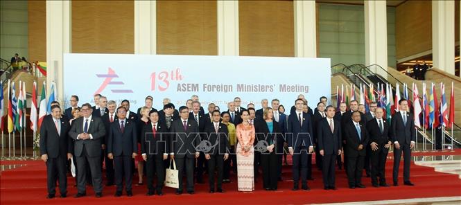 Phó Thủ tướng, Bộ trưởng Ngoại giao Phạm Bình Minh và các trưởng đoàn chụp ảnh chung tại phiên khai mạc Hội nghị Bộ trưởng Ngoại giao Diễn đàn Hợp tác Á - Âu (ASEM) lần thứ 13, sáng 20/11/2017, tại thủ đô Nay Pyi Taw (Myanmar). Ảnh: Sơn Nam - TTXVN 