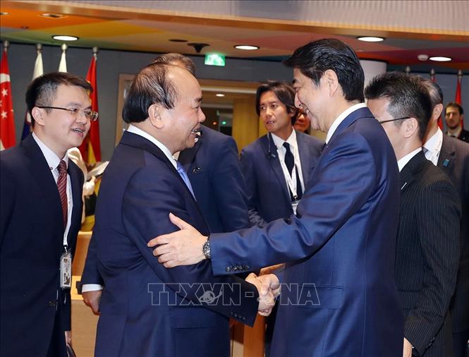 Thủ tướng Nguyễn Xuân Phúc gặp Thủ tướng Nhật Bản Shinzo Abe tại lễ khai mạc Hội nghị cấp cao Á - Âu (ASEM) lần thứ 12, ngày 18/10/2018 ở Brussels (Bỉ). Ảnh: Thống Nhất – TTXVN 