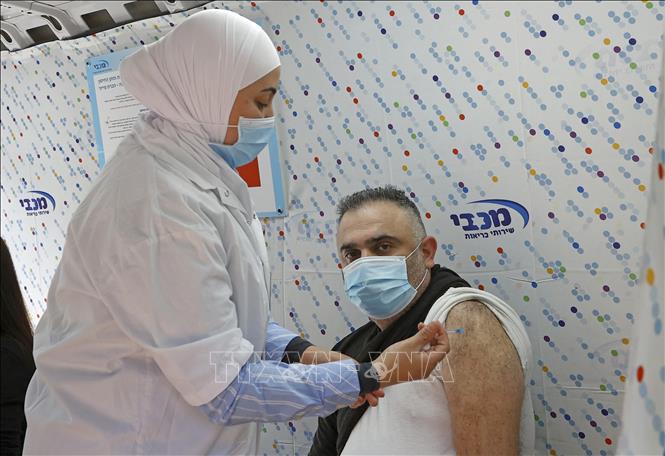 Trong ảnh: Nhân viên y tế tiêm vaccine ngừa COVID-19 của Hãng Pfizer-BioNtech cho người dân tại Tel Aviv-Jaffa, Israel ngày 16/2/2021. Ảnh: AFP/TTXVN
