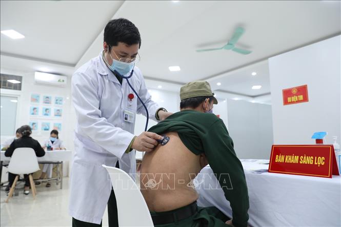 Trong ảnh: Khám sàng lọc cho tình nguyện viên tham gia đăng ký tiêm thử nghiệm đợt 2 vaccine Nano Covax. Ảnh: Minh Quyết - TTXVN