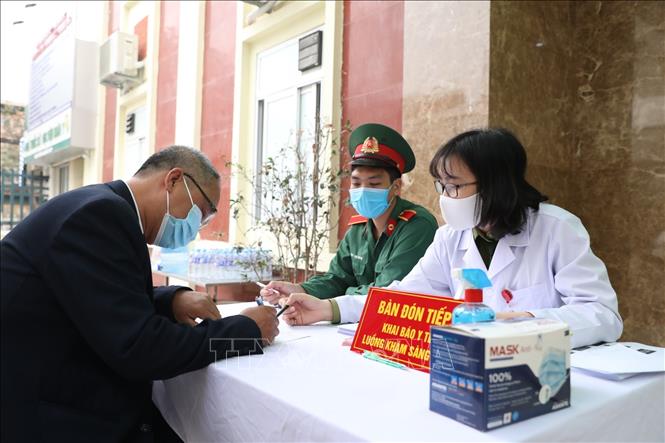 Trong ảnh: Các tình nguyện viên đăng ký khám sàng lọc và tiêm thử nghiệm đợt 2 vaccine Nano Covax. Ảnh: Minh Quyết - TTXVN