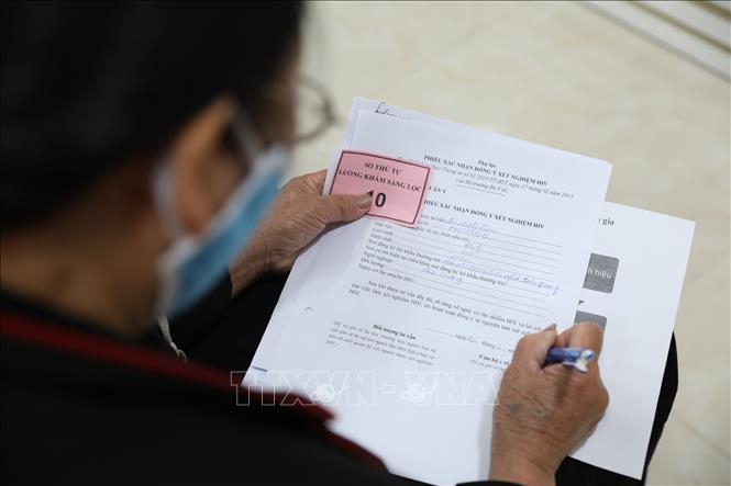 Trong ảnh: Tình nguyện viên đăng ký tham gia thử nghiệm vaccine Nano Covax. Ảnh: Minh Quyết - TTXVN
