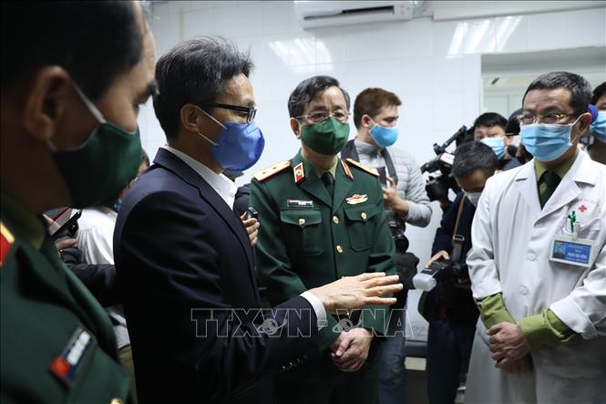 Trong ảnh: Phó Thủ tướng Vũ Đức Đam đến thăm, động viên tình nguyện viên và cán bộ Học viện Quân y trong đợt tiêm thử nghiệm đợt 2. Ảnh: Minh Quyết - TTXVN