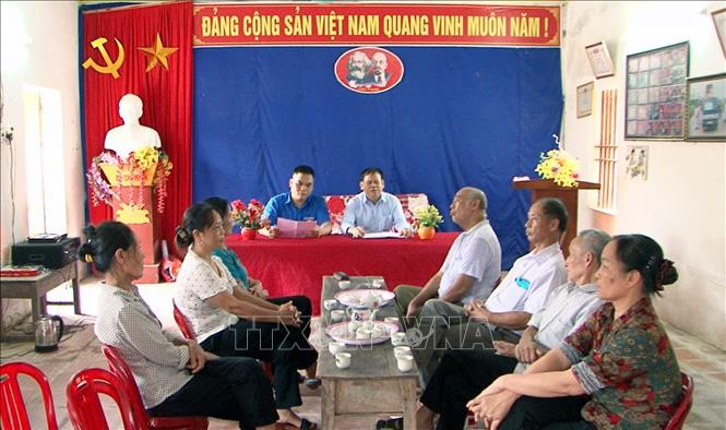 Trong ảnh: Trưởng thôn Sàng xã Đạo Lý, huyện Lý Nhân Nguyễn Văn Huynh chủ trì buổi họp tại cơ sơ.  Ảnh: Đại Nghĩa - TTXVN