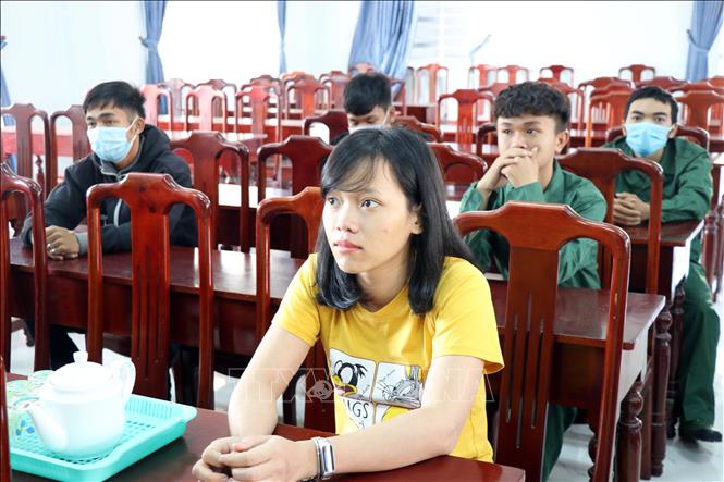 Trong ảnh: Em Pi Xuân Thảo cùng các tân binh tại buổi họp mặt Hội đồng nghĩa vụ quân sự địa phương trước ngày lên đường nhập ngũ. Ảnh: Công Thử - TTXVN