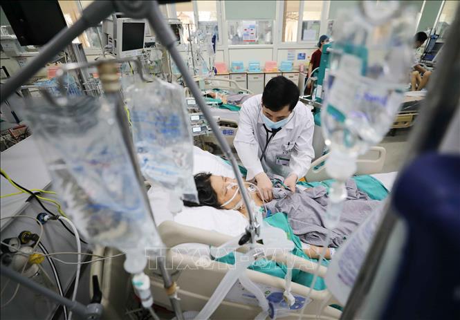 Trong ảnh: TS.BS Đỗ Ngọc Sơn - Phó Giám đốc Trung tâm Cấp cứu A9 Bệnh viện Bạch Mai thăm khám cho bệnh nhân. Ảnh: Thanh Tùng - TTXVN