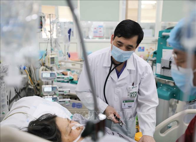 Trong ảnh: TS.BS Đỗ Ngọc Sơn - Phó Giám đốc Trung tâm Cấp cứu A9 Bệnh viện Bạch Mai thăm khám cho bệnh nhân. Ảnh: Thanh Tùng - TTXVN