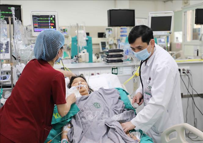 Trong ảnh: TS.BS Đỗ Ngọc Sơn - Phó Giám đốc Trung tâm Cấp cứu A9 Bệnh viện Bạch Mai thăm khám cho bệnh nhân. Ảnh: Thanh Tùng - TTXVN