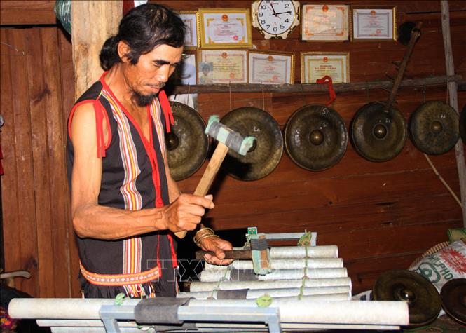 Trong ảnh: Ông A Thui biểu diễn chiếc đàn T’rưng sắt do chính ông chế tác. Ảnh: Khoa Chương – TTXVN.