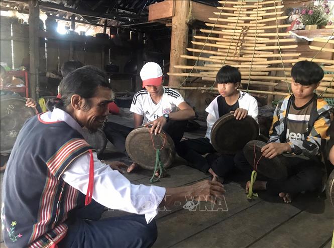 Trong ảnh: Ông A Thui dạy cồng chiêng cho các em nhỏ. Ảnh: Khoa Chương – TTXVN