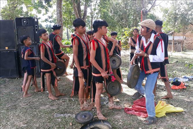 Trong ảnh: Ông A Thui hướng dẫn đội cồng chiêng “nhí” biểu diễn tại Lễ hội cúng “Nước Giọt”. Ảnh: Khoa Chương – TTXVN