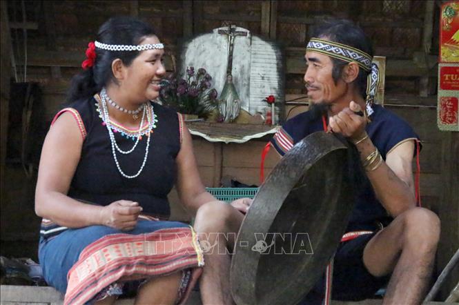 Trong ảnh: Ông A Thui cùng vợ là bà Y Nhuih (53 tuổi) chuẩn bị biểu diễn cồng chiêng. Ảnh: Khoa Chương – TTXVN
