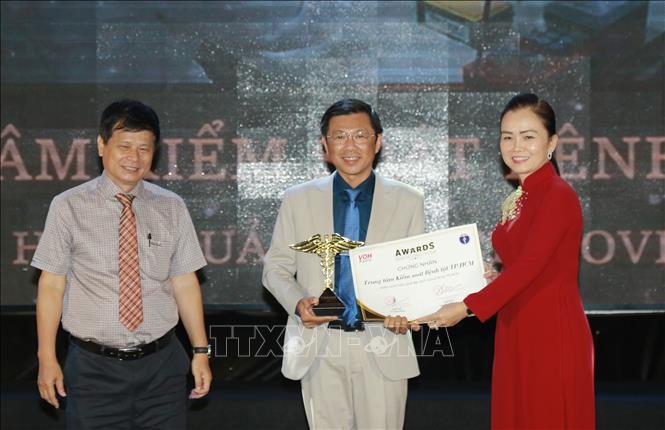 Trong ảnh: Đại diện Trung tâm Kiểm soát bệnh tật Thành phố Hồ Chí Minh nhận giải thưởng tại Lễ trao giải Thành tựu y khoa Việt Nam. Ảnh: Đinh Hằng - TTXVN