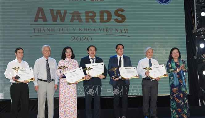 Trong ảnh: Các đại biểu nhận giải thưởng tại Lễ trao giải Thành tựu y khoa Việt Nam. Ảnh: Đinh Hằng - TTXVN
