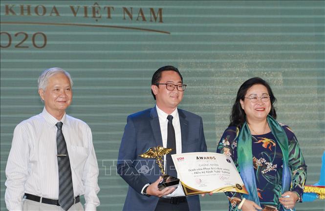 Trong ảnh: Đại diện Bệnh viện Phục hồi chức năng - Điều trị bệnh nghề nghiệp nhận giải thưởng tại Lễ trao giải Thành tựu y khoa Việt Nam. Ảnh: Đinh Hằng - TTXVN