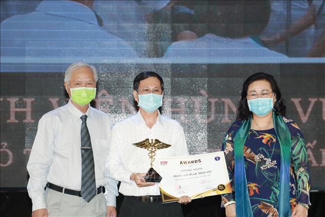 Trong ảnh: Đại diện Bệnh viện Dã chiến Củ Chi nhận giải thưởng tại Lễ trao giải Thành tựu y khoa Việt Nam. Ảnh: Đinh Hằng - TTXVN
