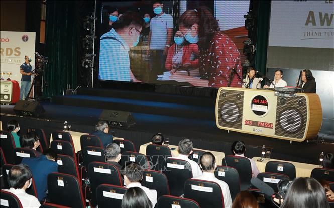 Trong ảnh: Các bác sỹ Bệnh viện Dã chiến Củ Chi và Trung tâm Kiểm soát bệnh tật Thành phố Hồ Chí Minh trò chuyện, giao lưu tại Lễ trao giải Thành tựu y khoa Việt Nam. Ảnh: Đinh Hằng - TTXVN