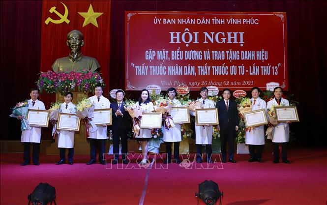 Trong ảnh: 8 bác sĩ đón nhận Danh hiệu 