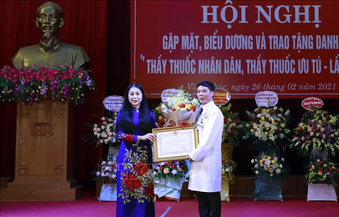 Trong ảnh: Giám đốc Sở Y tế Vĩnh Phúc Nguyễn Thanh Hải (áo trắng) nhận Danh hiệu 