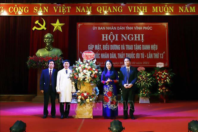 Trong ảnh: Bí thư Tỉnh ủy Vĩnh Phúc Hoàng Thị Thúy Lan chúc mừng tập thể lãnh đạo Sở Y tế Vĩnh Phúc. Ảnh: Hoàng Hùng - TTXVN