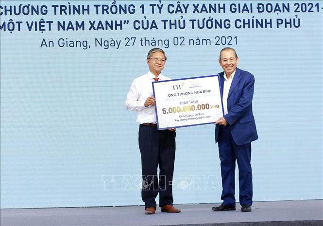 Trong ảnh:  Phó Thủ tướng Thường trực Chính phủ Trương Hòa Bình trao tặng huyện Tri Tôn, tỉnh An Giang 5 tỷ đồng xây dựng trường mầm non. Ảnh: Thanh Sang- TTXVN
