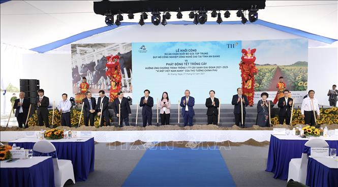 Trong  ảnh:  Phó Thủ tướng Thường trực Chính phủ Trương Hòa Bình, lãnh đạo Tập đoàn TH và tỉnh An Giang tại lễ khởi công dự án. Ảnh: Thanh Sang- TTXVN